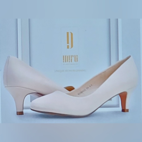 NWOB CLASSIC NUDE KITTEN LOW HEEL ROUND TOE MUST HAVE SHOE SIZE 7 - Picture 3 of 15